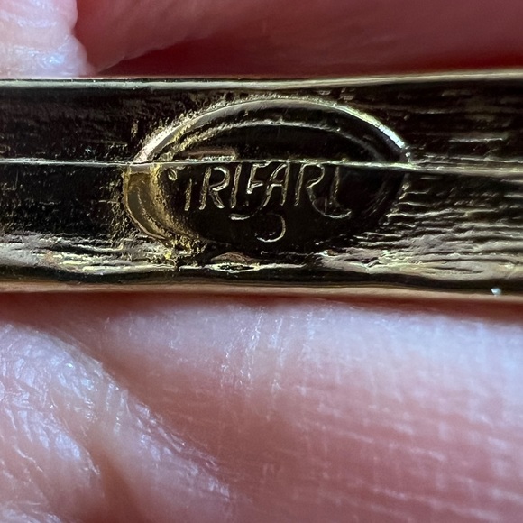 Single Unmarried Vintage Trifari Pink Enamel Geometric 80s Earring 2”L Pierced - Picture 3 of 7